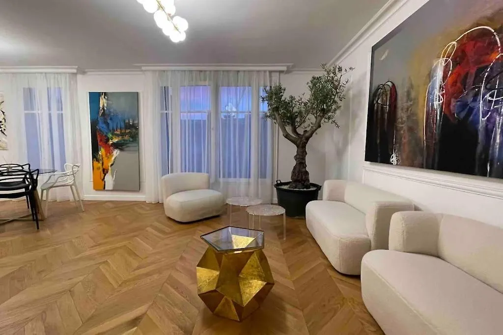Chanel Avenue Montaigne & Elysees 4 Guests Paris Apartment
