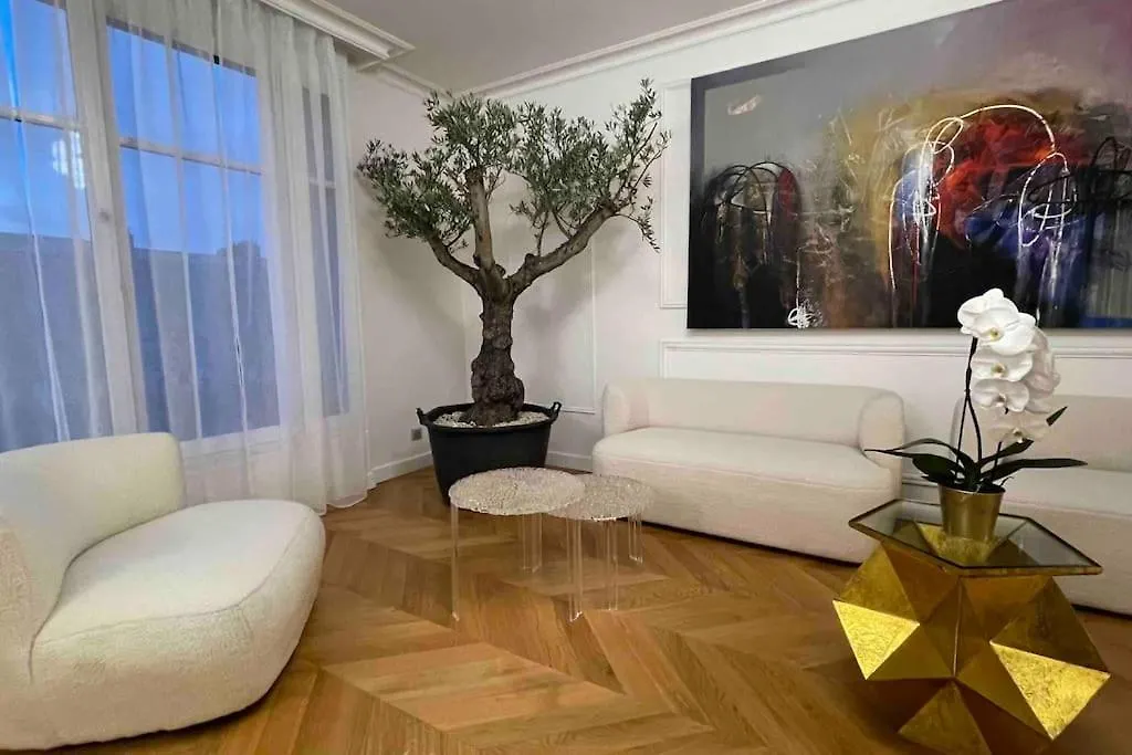 Chanel Avenue Montaigne & Elysees 4 Guests Paris 0*,  France