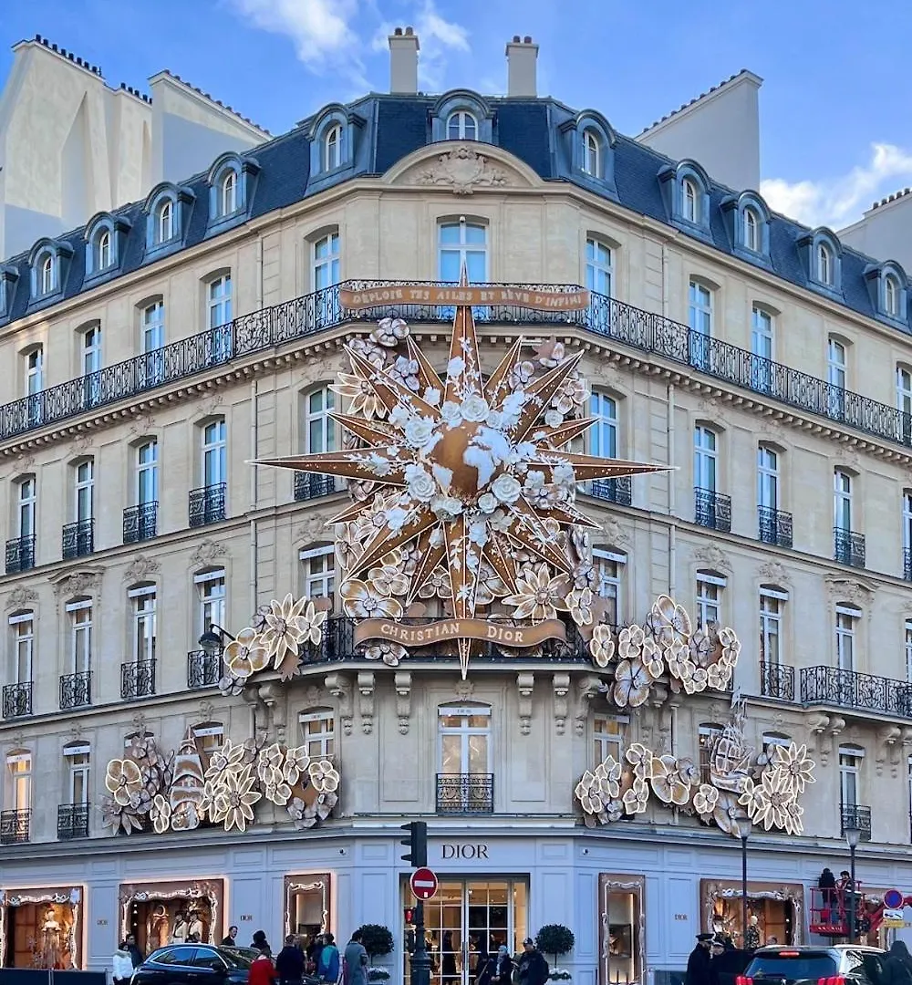 Chanel Avenue Montaigne & Elysees 4 Guests Paris